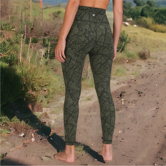 Lululemon  Wunder Under HR Tight 25" Luxtreme in Reptilia Jacquard Green Sz 14 - Picture 2 of 9